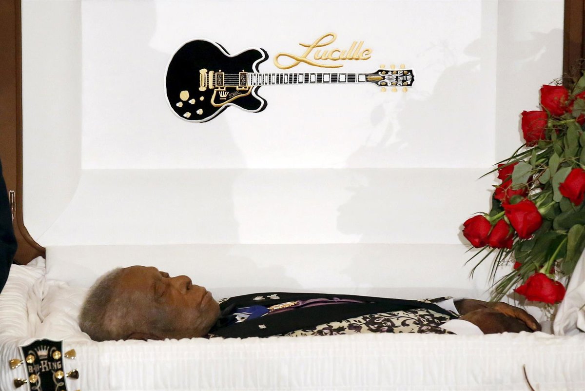 Cientos de personas despiden a B.B. King en su funeral en Misisipi