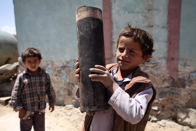 Un niño con el casquillo de un proyectil en Yemen