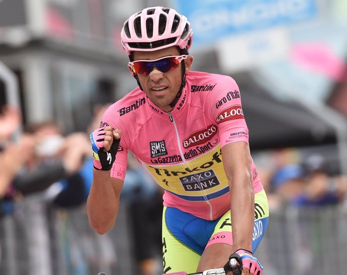 Alberto Contador celebra la victoria virtual en el Giro 2015
