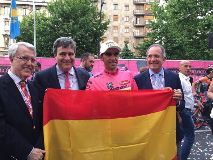 Alberto Contador, felicitado por Miguel Cardenal