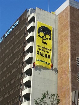 Greenpeace despliega una pancarta en el Lebreros