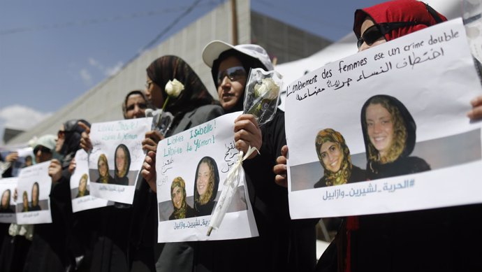 Mujeres llevan carteles de Isabel Prime, francesa secuestrada en Yemen
