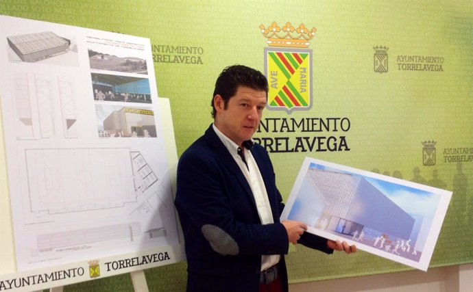 El concejal de Deportes con el proyecto del pabellón del colegio Mies de Vega