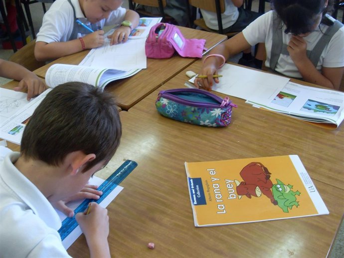 Niños estudiando latín