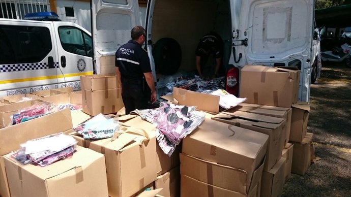 Cajas con las prendas intervenidas en la operación