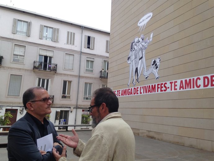 Cortés y el dibujante Sento Llobell dialogan ante la nueva imagen del museo