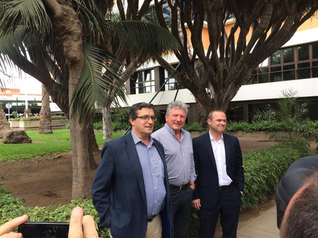 Javier Doreste (LPGC Puede), Pedro Quevedo (NC) y Augusto Hidalgo (PSOE) 