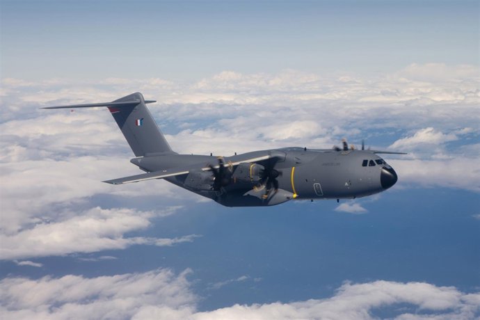 Primer vuelo del A400M que se entregará a las Fuerzas Aéreas francesas.