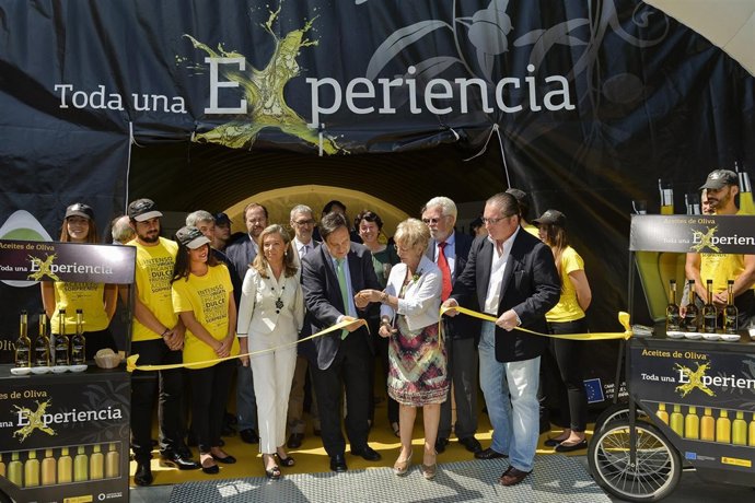 Víboras visita la carpa de 'La semana de los aceites de oliva'.