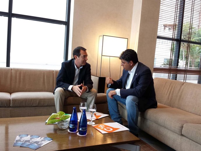 Pérez Navas (PSOE) y Cazorla (C's), en su primera reunión postelectoral