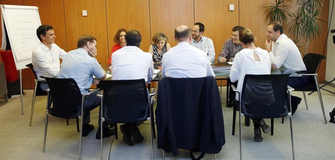 Pedro Sánchez se reúne con miembros de su dirección en Ferraz
