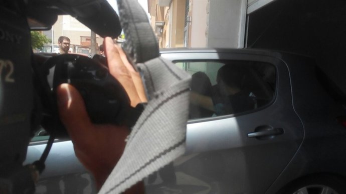 Castellano en el coche policial a la salida de su vivienda