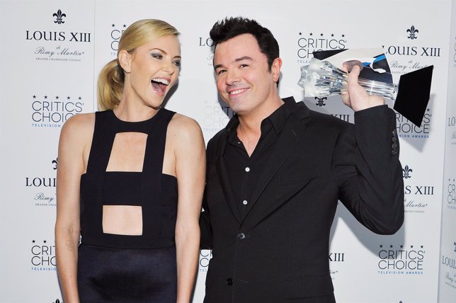 Charlize Theron en los Critic Choice Awards con Seth MacFarlane