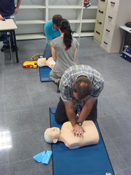 Trabajadores realizan maniobras de reanimación tras parada cardiorespiratoria 