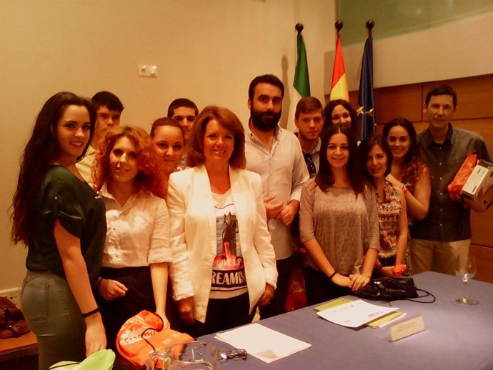   Mayoral Y La Delegada De Educación Con Los Alumnos Del IES Trassierra