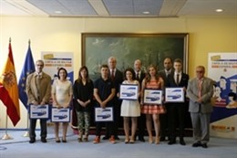 Pedro Morenés, con los premiados en el concurso 'Carta a un militar español'