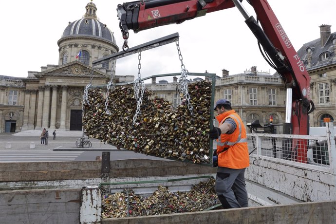 Retiran los candados del Puente de las Artes de París