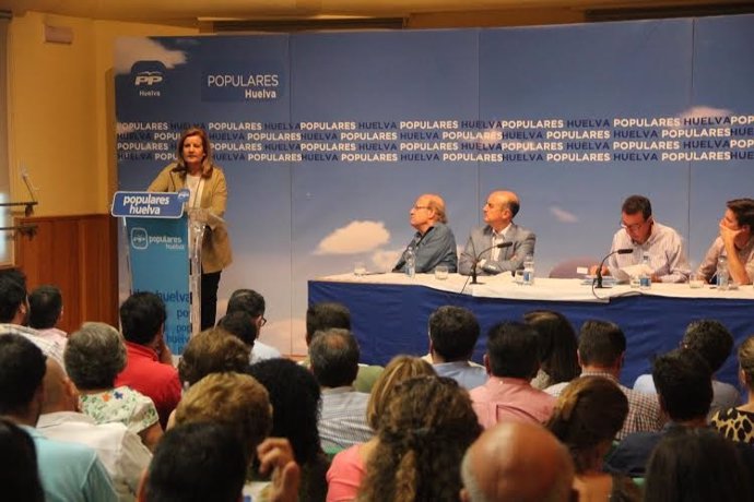 La ministra de Empleo y Seguridad Social, Fátima Báñez, en Lepe (Huelva).