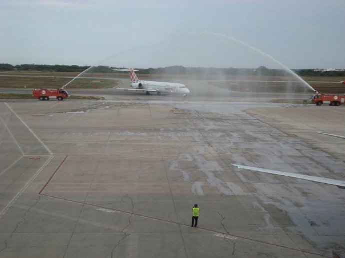 Llegada del avión Volotea al aeropuerto de Menorca procedente de Asturias