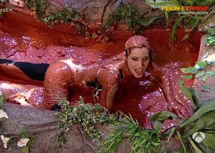 EL HORMIGUERO, PILAR RUBIO CALIENTA TWITTER CON SU BAÑO DE BARRO