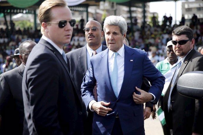 El secretario de Estado norteamericano, John Kerry, con sus guardaespaldas