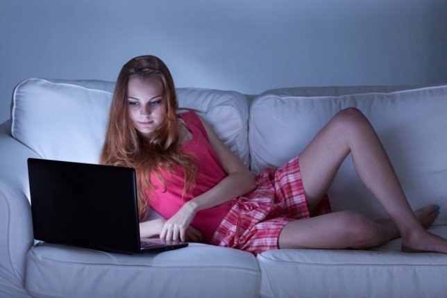 Chica, jóven, internet, ordenador