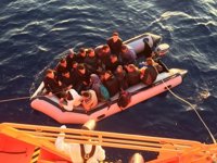 Rescatados 20 magrebíes de una patera localizada al suroeste de Balerma