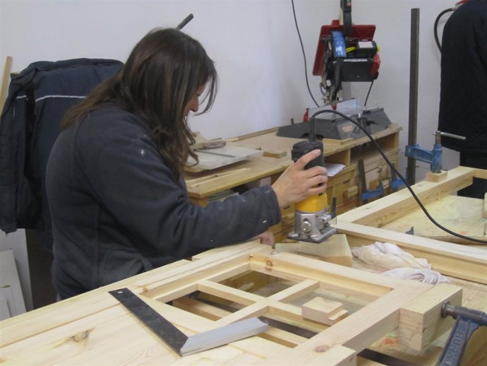 Una alumna en un taller de empleo del INAEM
