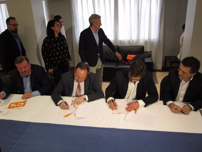 Sanz y Ubis firman el pacto de regeneración democrática