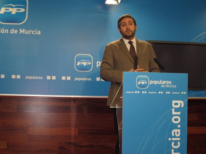 El 'popular' Víctor Manuel Martínez ofrece rueda de prensa en la sede del PP 