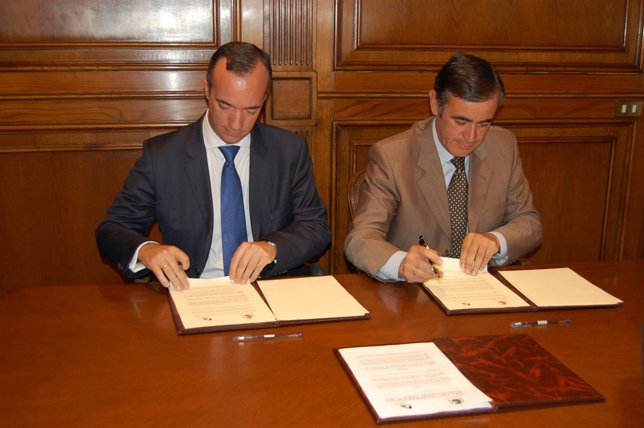 Firma del acuerdo para renovar las casas cuartel