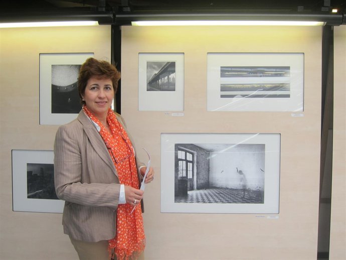 Inés Tortosa con la obra ganadora 'A puertas abiertas' de Encarna Mozas.