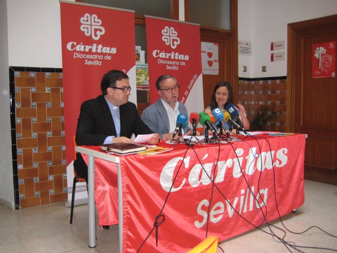 Rueda de prensa para presentar la memoria de Cáritas Sevilla de 2014