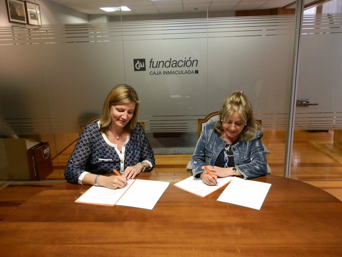 María González y María Luisa García Lacal en la firma del convenio de CAI