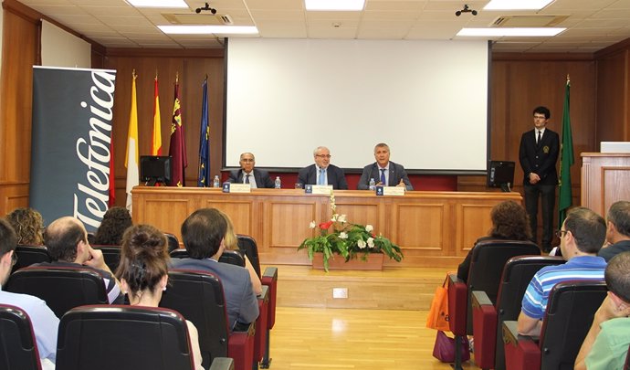 Carmona, Mendoza y Lloret, en la presentación de la Cátedra