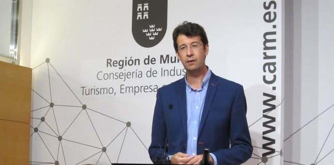 Juan Carlos Ruiz tras dimitir como consejero de Industria tras su imputación 