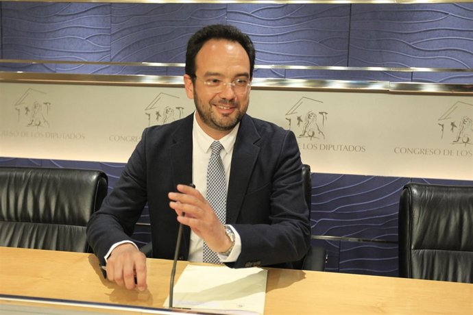Antonio Hernando en los pasillos del Congreso