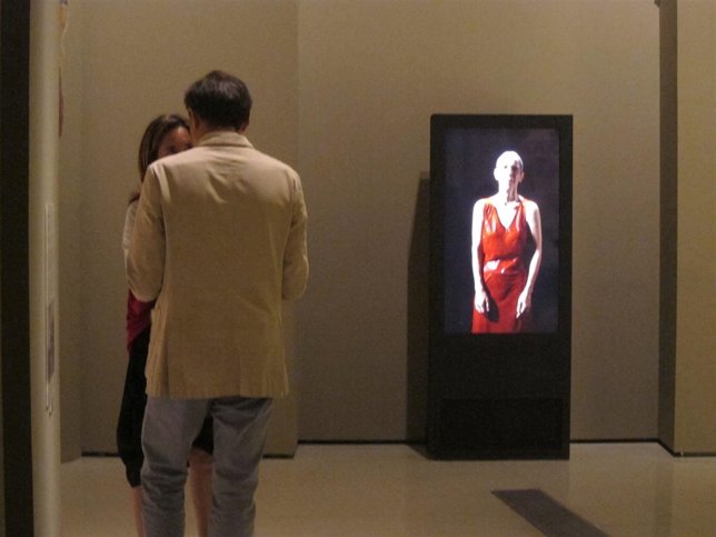 Una pieza de videoarte de Bill Viola dentro del MNAC