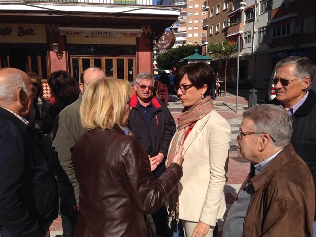 María Gámez con vecinos