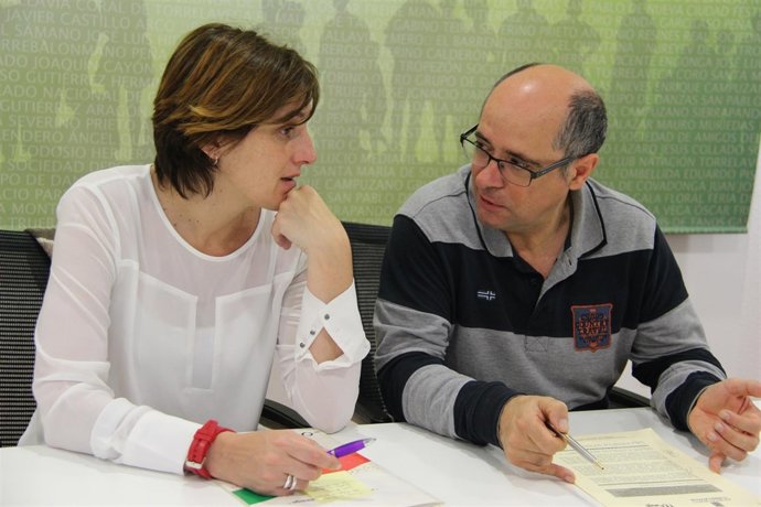 Lidia Ruiz Salmón y responsable del SOAM