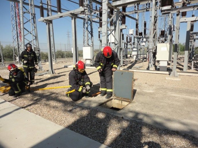 Los bomberos de la Diputación durante el simulacro en la subestación de Montilla