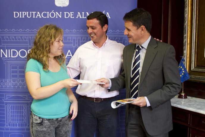 Costa de Almería entrega el premio de la campaña 'Si te quieres, ven a Almería'