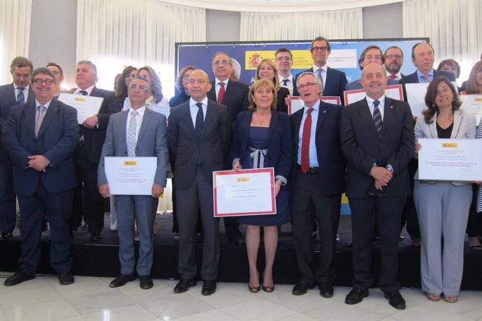 Jaime García-Legaz con los galardonados del Premio Nacional de Comercio de 2014