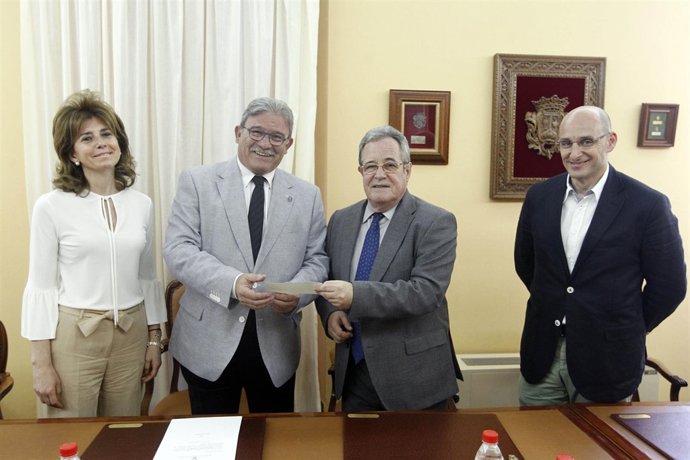 Momento de la donación de la cuantía para los damnificados en Nepal.