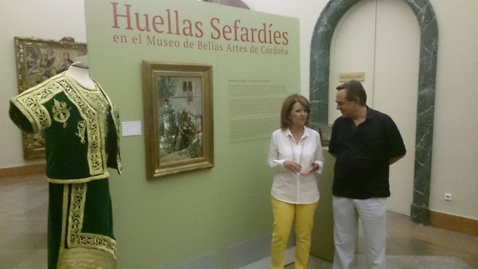 La delegada y el director del Museo junto al traje de novia sefardí