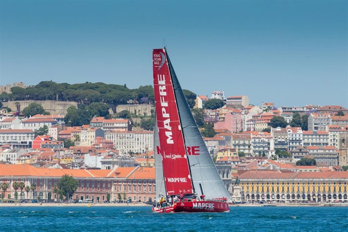 Primer entrenamiento del "MAPFRE" en Lisboa