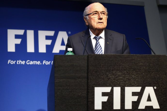 Blatter renuncia como presidente de la FIFA