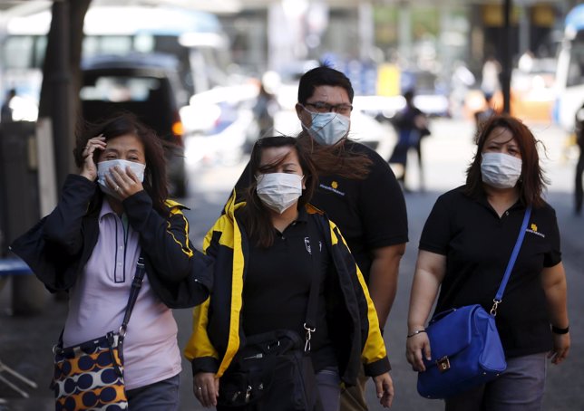 Personas llevan máscaras para protegerse del brote de MERS