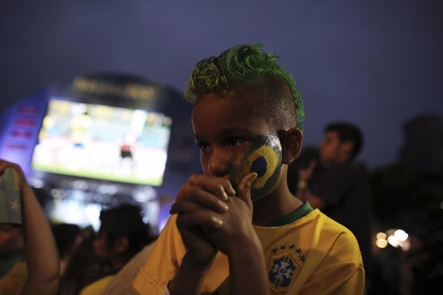Un niño llora durante la semifinal del Mundial donde Alemania ganó 7 a 1 Brasil