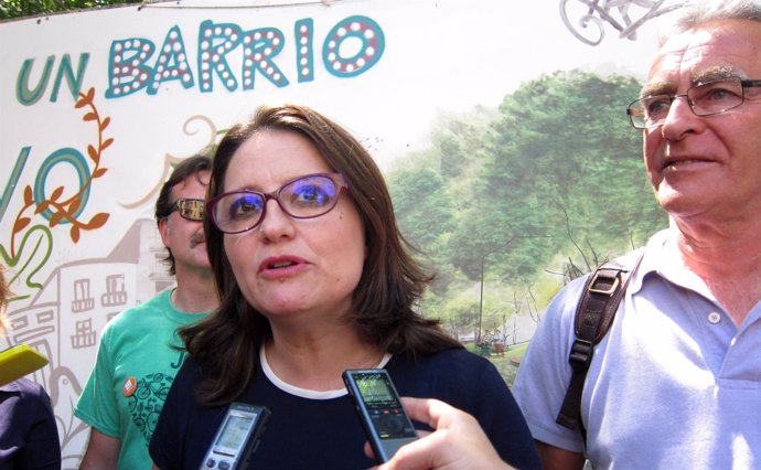 La candidata de Compromís, Mónica Oltra, atiende a los medios con Ribó.